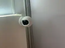 Поворотная Wi-Fi камера в комнате
