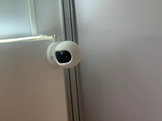 Бөлмедегі бұрылмалы Wi-Fi камера