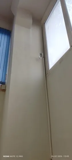 Мансарда терезесі жанындағы камера
