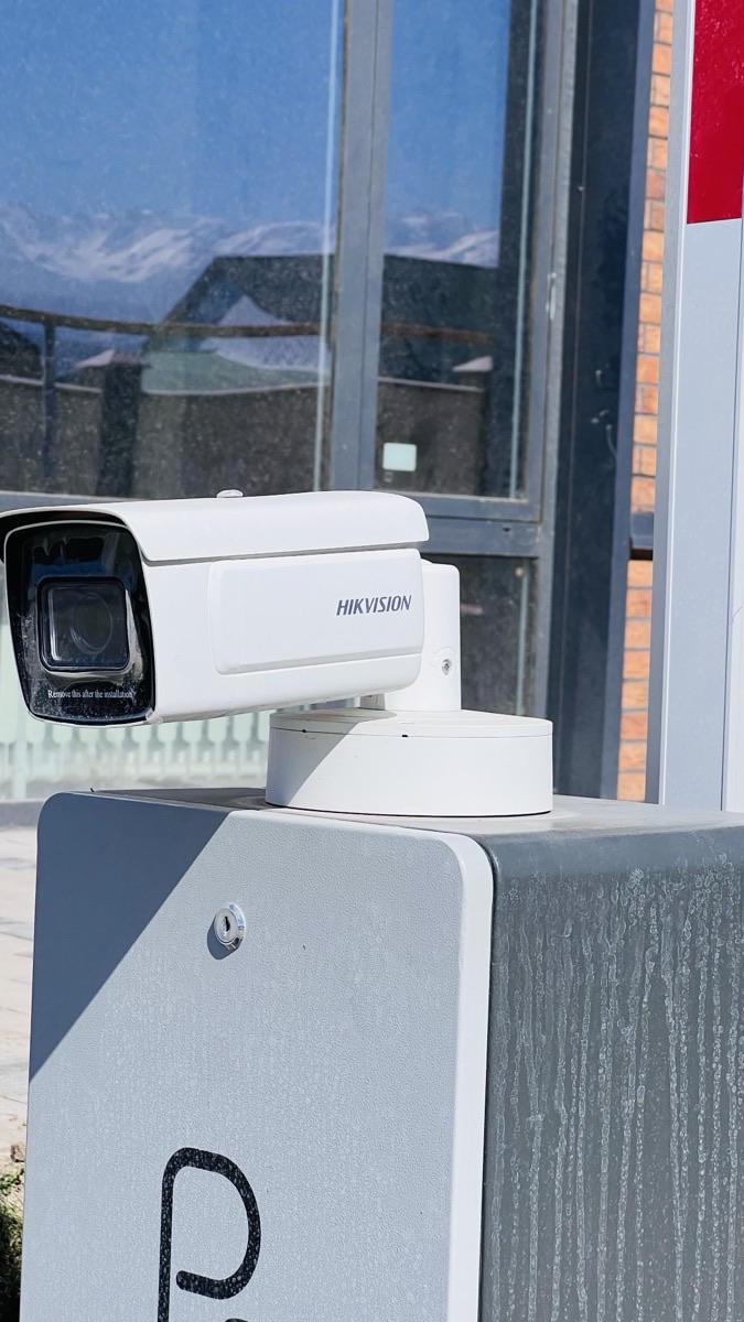Камера Hikvision на въезде в ЖК