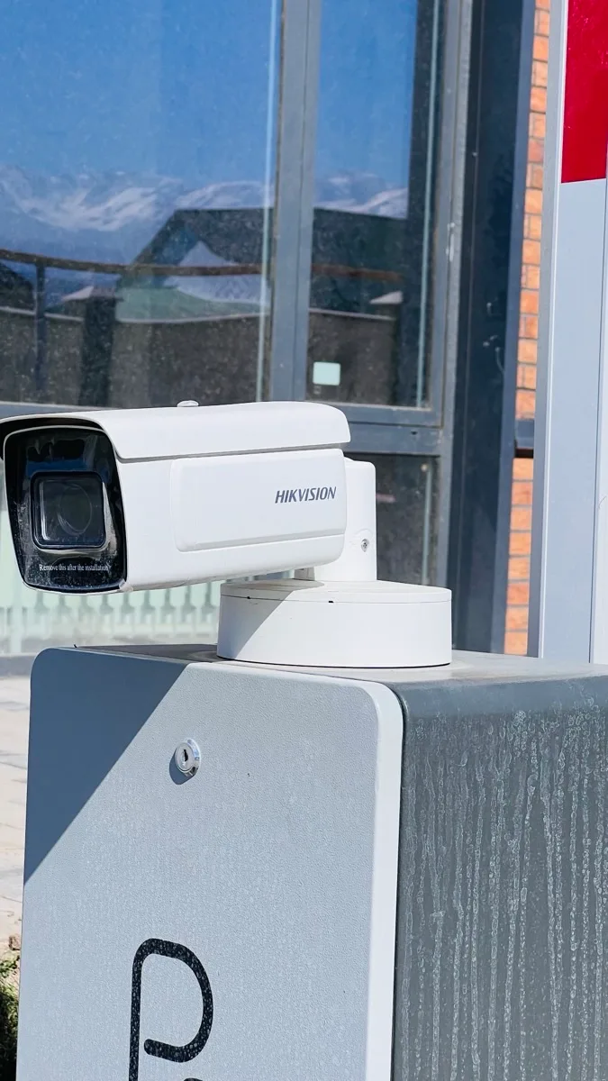 Монтаж видеонаблюдения на парковке в Алматы — уличная камера Hikvision